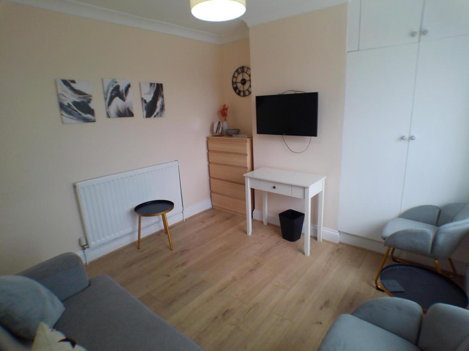 Contemporary Expansive Upper Apartment Birmingham