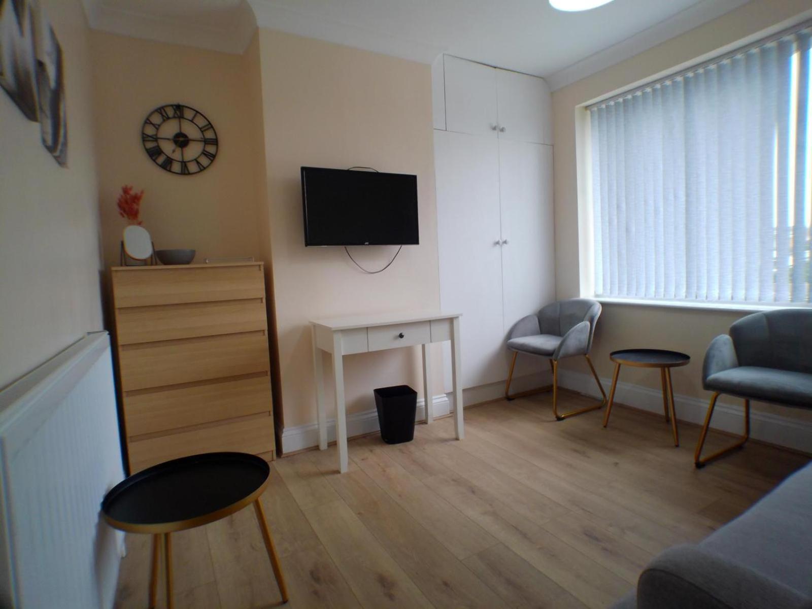 Contemporary Expansive Upper Apartment Birmingham